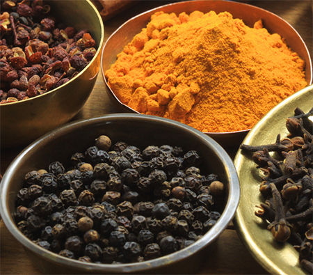 powerful_food_combinations_pepper_turmeric_185nb32-185nbc2.jpg